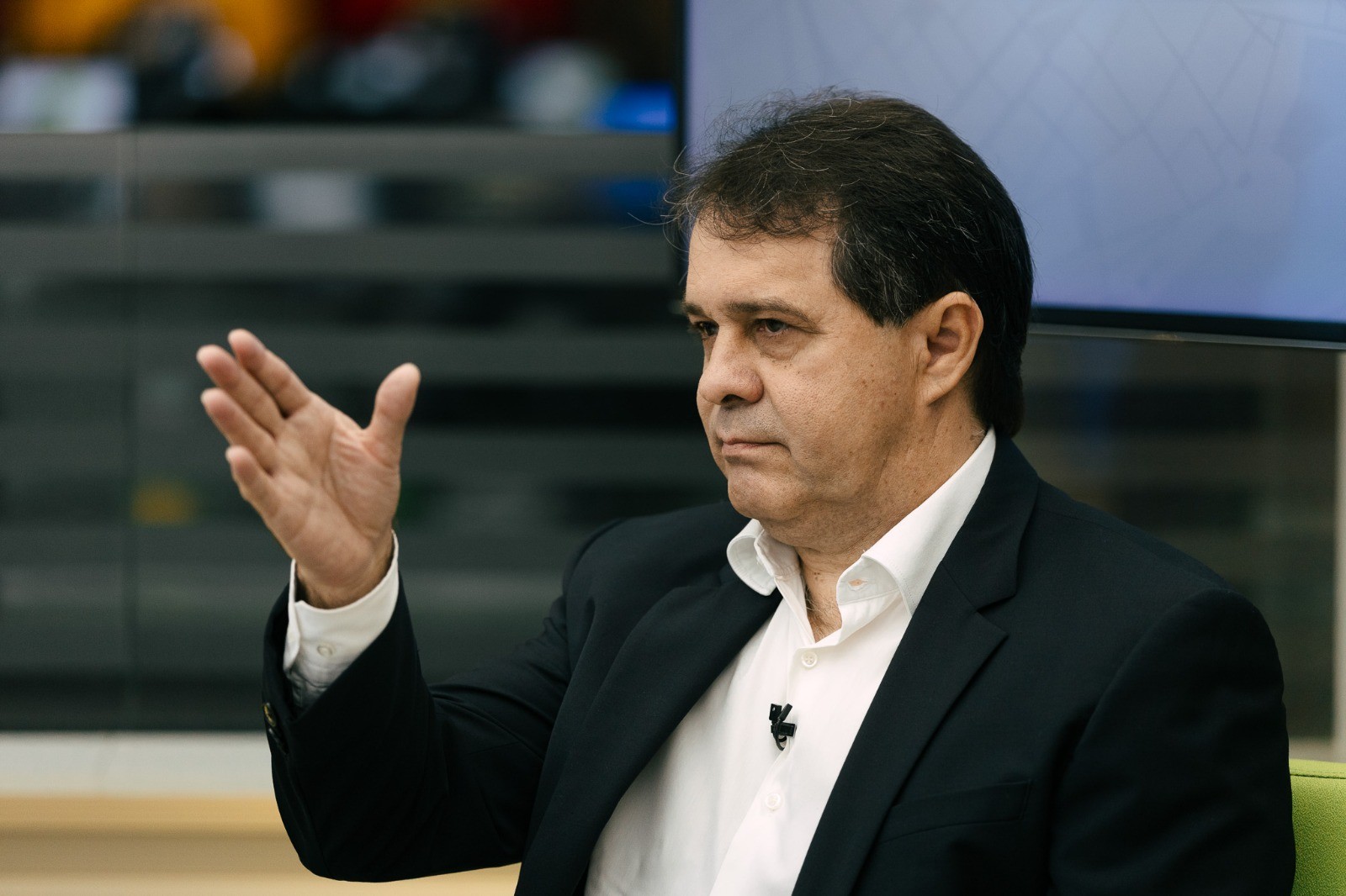 Evandro diz que ruas de Fortaleza são sujas logo após caminhão recolher lixo: 'estamos enxugando gelo'