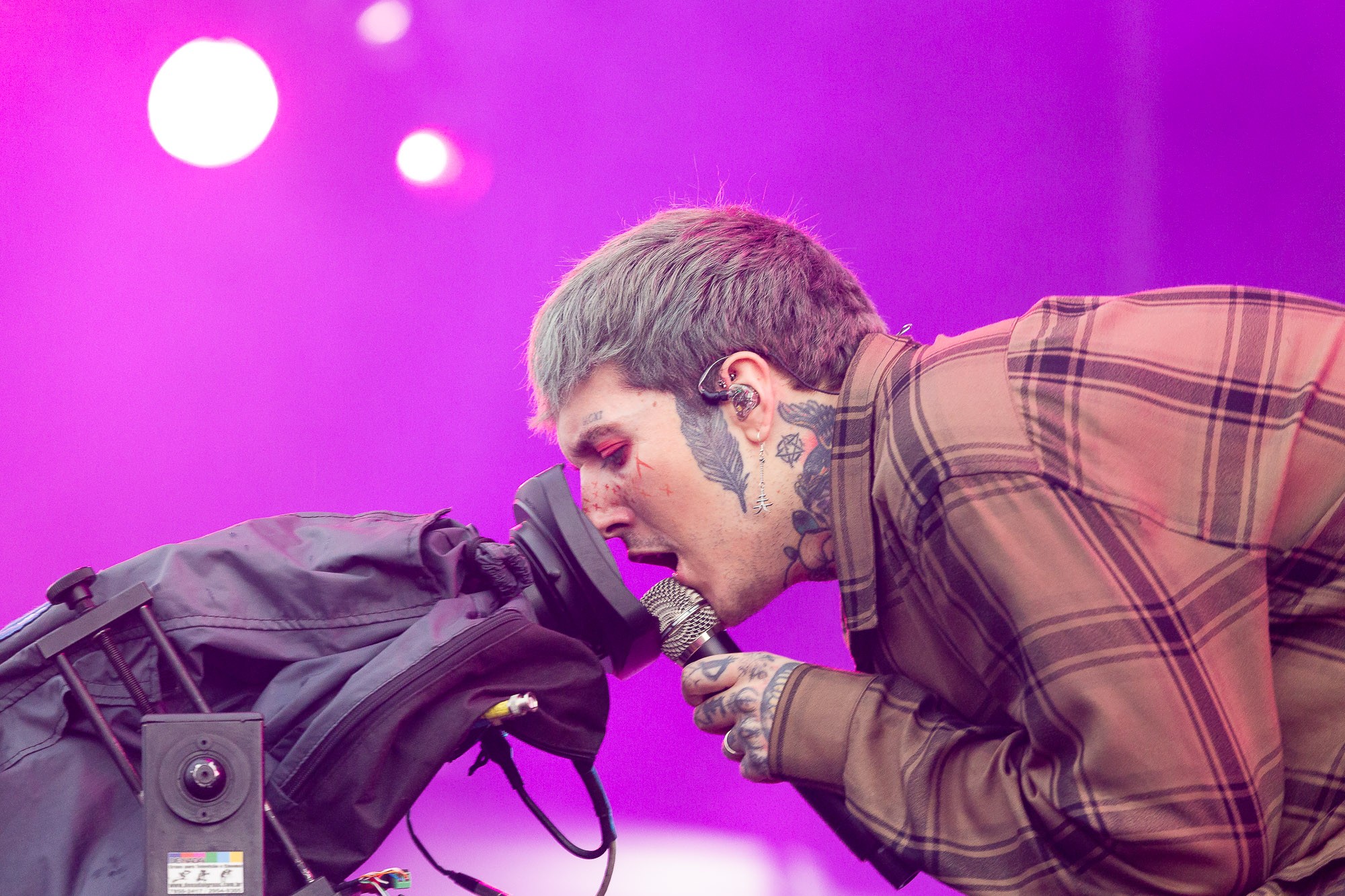 Vocalista do Bring Me the Horizon sofre concussão leve após ser atingido por celular durante show