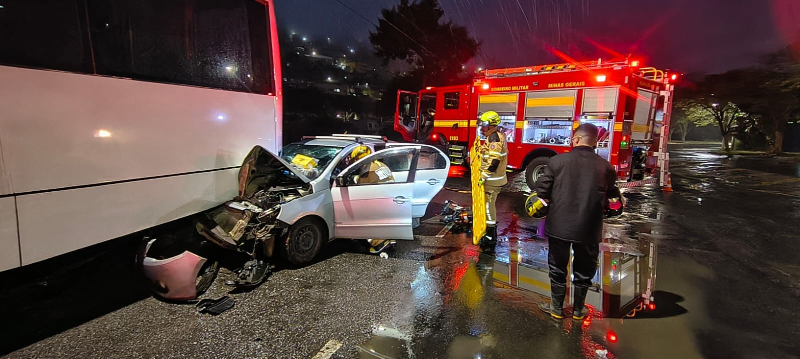 Carro bate em ônibus e deixa três feridos em Juiz de Fora; parte do veículo fica debaixo do coletivo