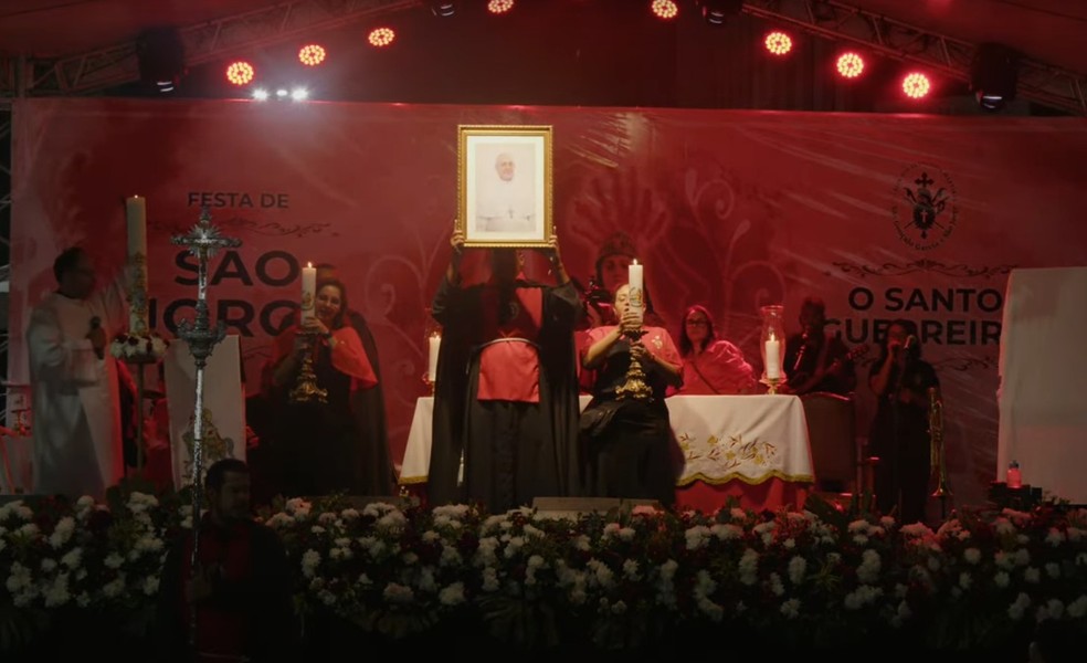 Imagem do papa Francisco é erguida diante do altar da primeira missa em homenagem à São Jorge na igreja dedicada ao santo no Centro do Rio de Janeiro — Foto: Reprodução/ Igreja de São Jorge