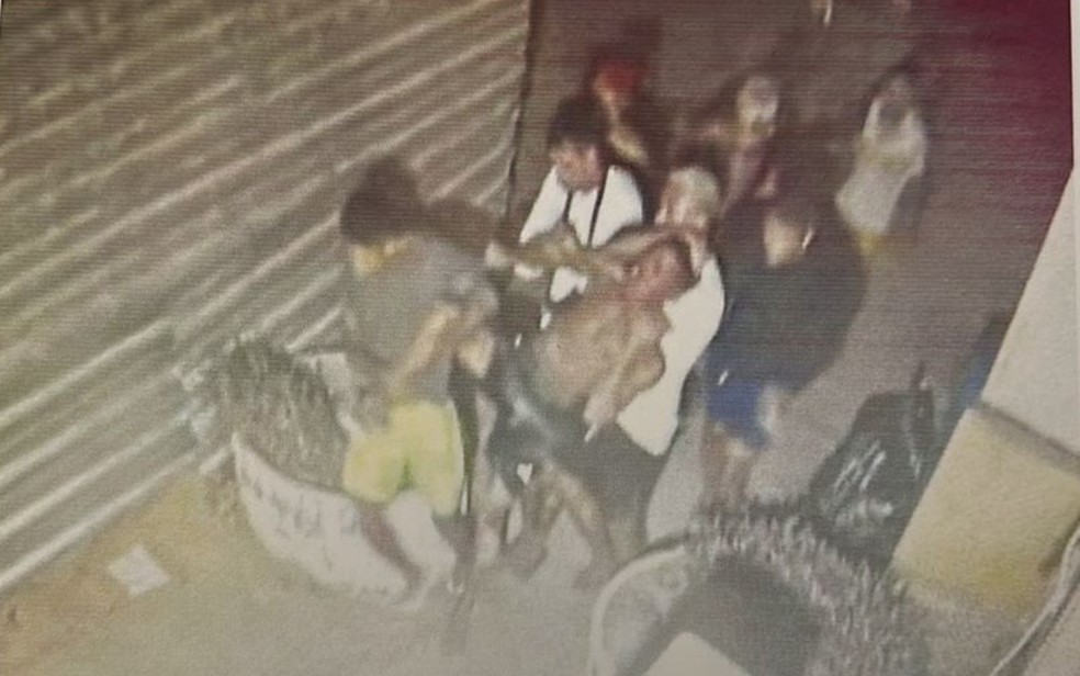Turista desaparecido em Jericoacoara é visto por imagem de câmera sendo imobilizado por vários homens — Foto: Reprodução