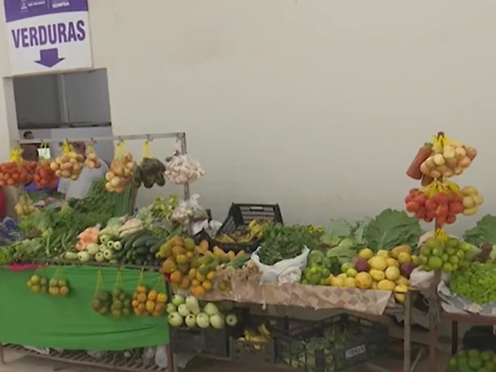 Com 35% de execução, feirantes enfrentam crise à espera de reforma do Mercado Elias Mansour em Rio Branco: 'Sobrevivendo'