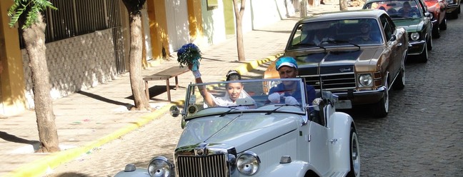 O desfile de carros antigos leva as noivas até a Matriz de Santo Antônio — Foto: Escola de Saberes de Barbalha/Divulgação