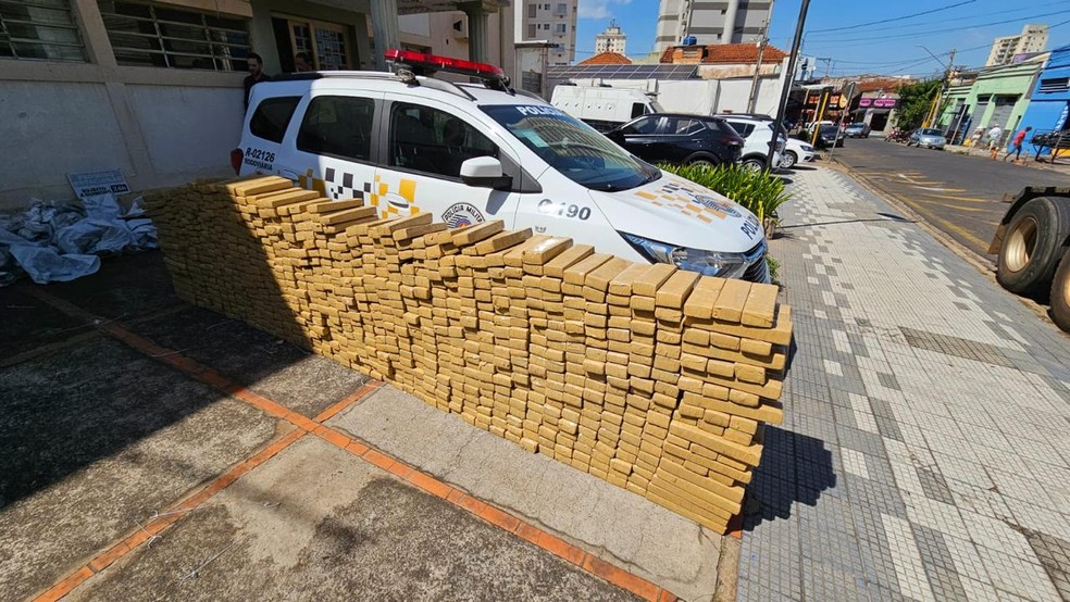 Motorista abandona veículo com 1,5 tonelada de maconha e foge para canavial na SP-333, em Guarantã (SP) — Foto: Divulgação/Polícia Rodoviária