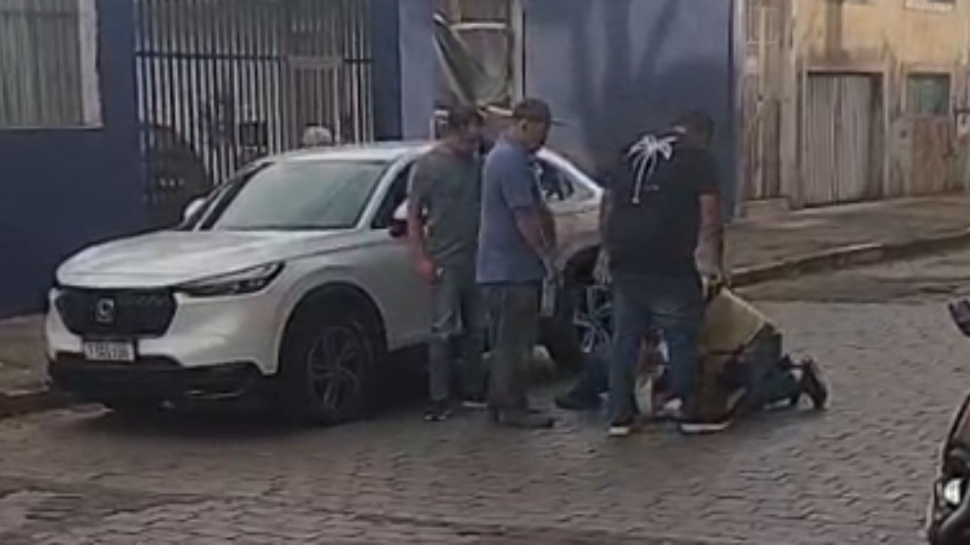 Motorista de aplicativo ameaça passageiros com arma falsa e grupo briga no meio da rua em Campinas