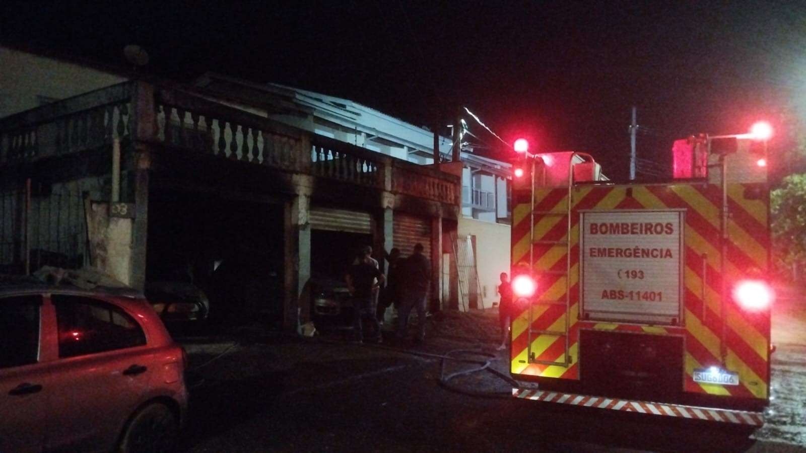 Incêndio atinge oficina mecânica, em Caraguatatuba