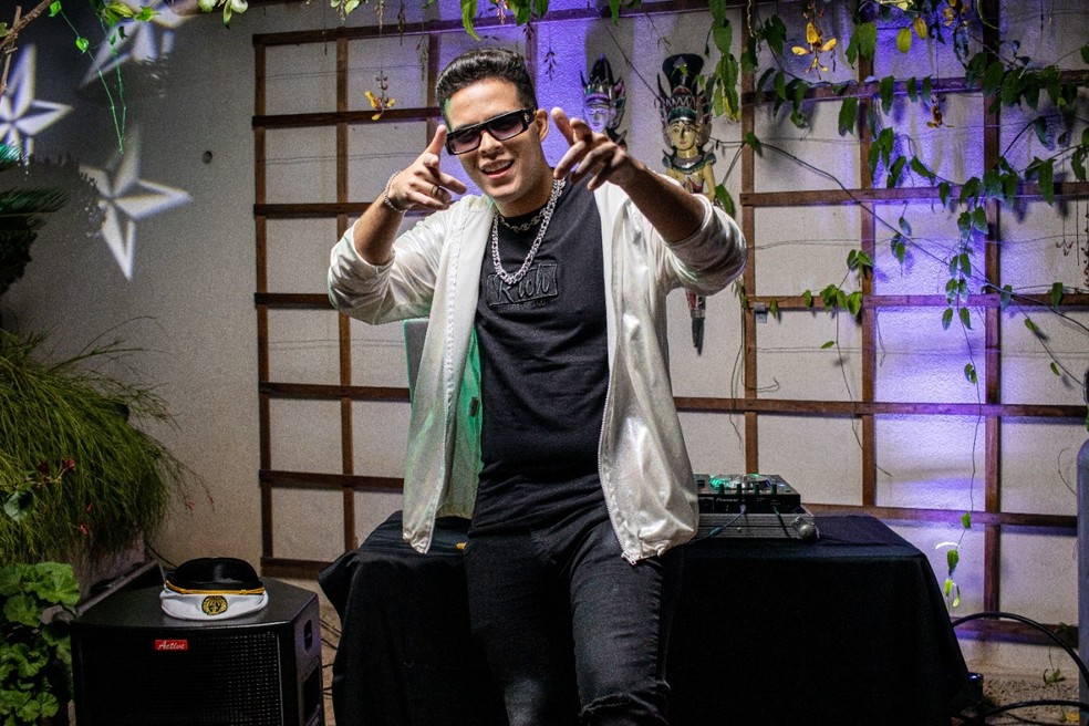 Cearense Felipe Amorim é o 2º cantor mais ouvido no Spotify Brasil
