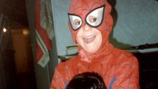 É #FATO: Menino fantasiado de Homem-Aranha em foto viral é Carlo Acutis - Ao Fato ou Fake, assessoria do Vaticano confirmou veracidade do retrato, feito quando Acutis tinha 3 anos. No domingo, ele foi canonizado e se tornou o primeiro santo millennial da Igreja.