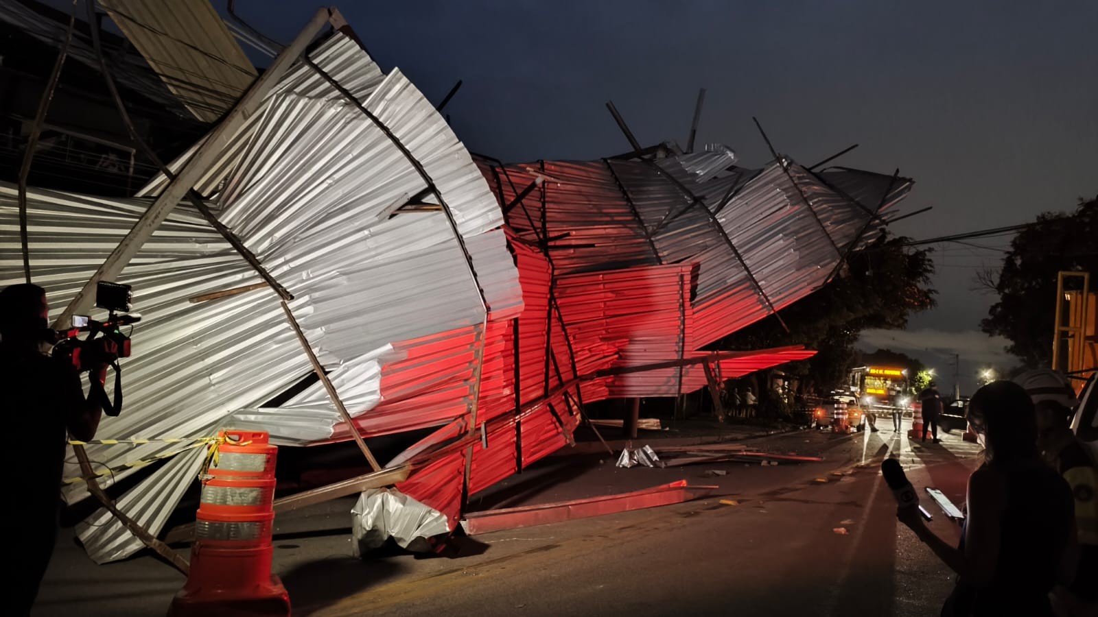 Chuva forte provoca queda de telhado e de árvores na Grande BH