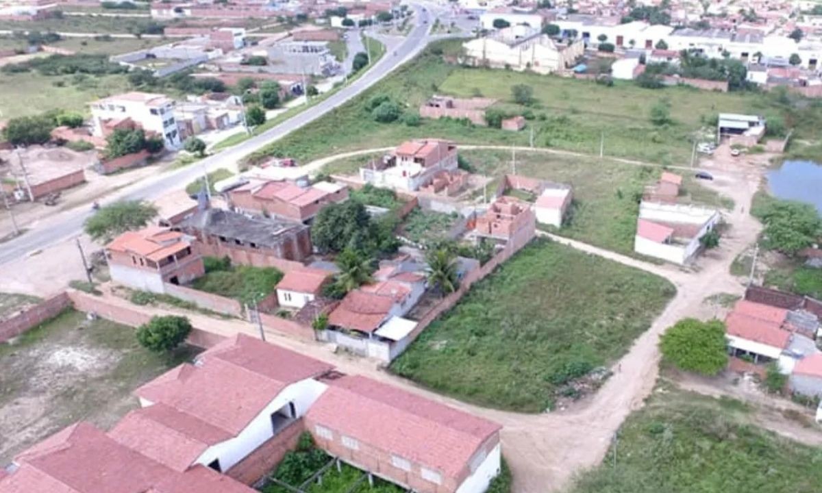 Homem é baleado e enforcado após ser acusado de divulgar fotos íntimas da ex-companheira na Bahia