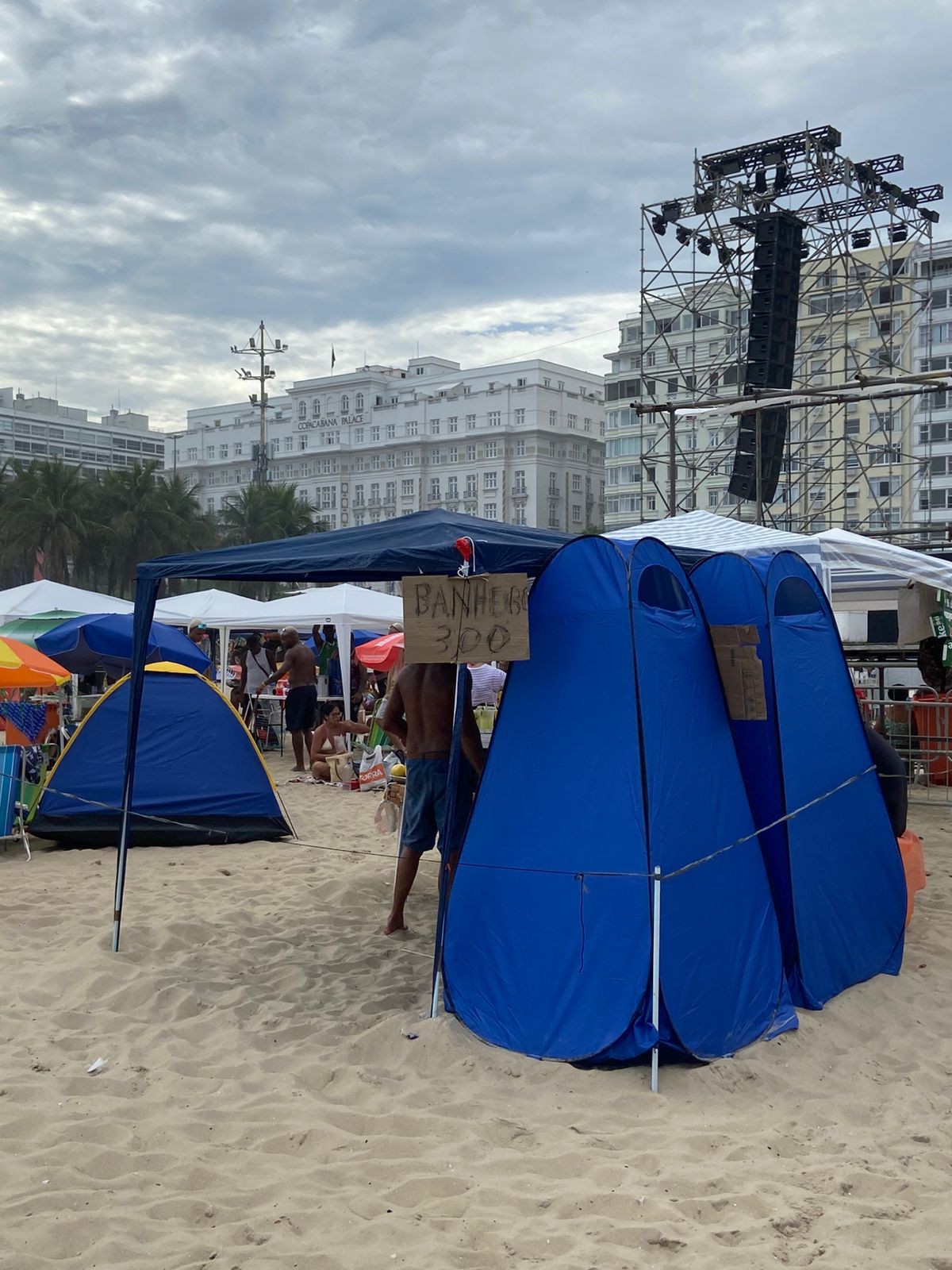 Réveillon em Copa tem 'banheiro móvel' improvisado na areia a R$3