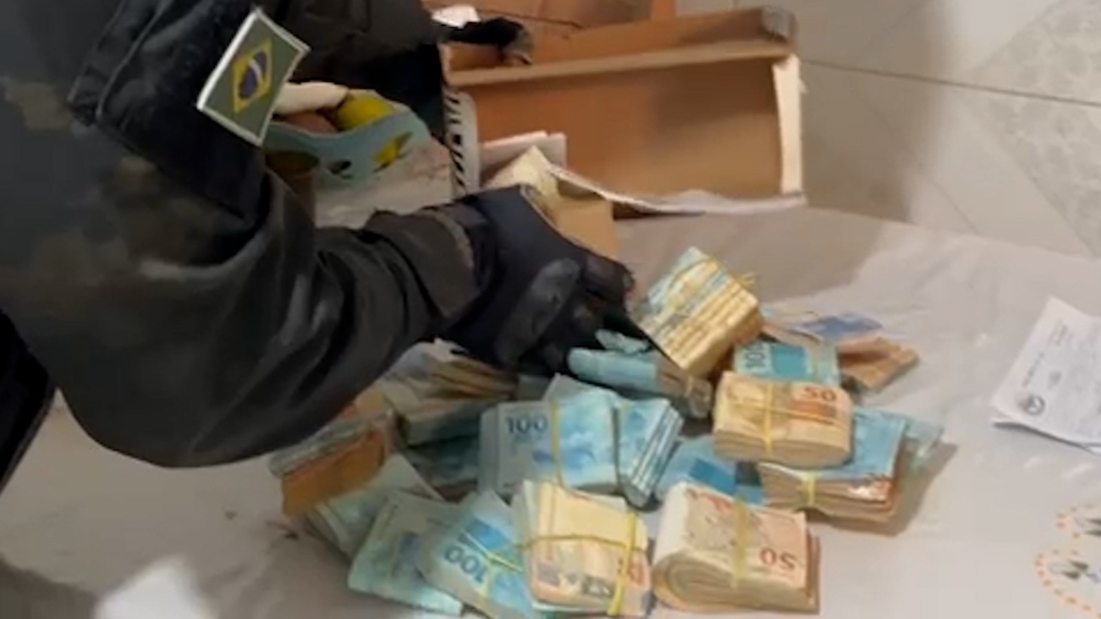 Operação apreende R$ 150 mil guardados em sacolas plásticas e caixa de sapato e prende homem no sudoeste da Bahia 