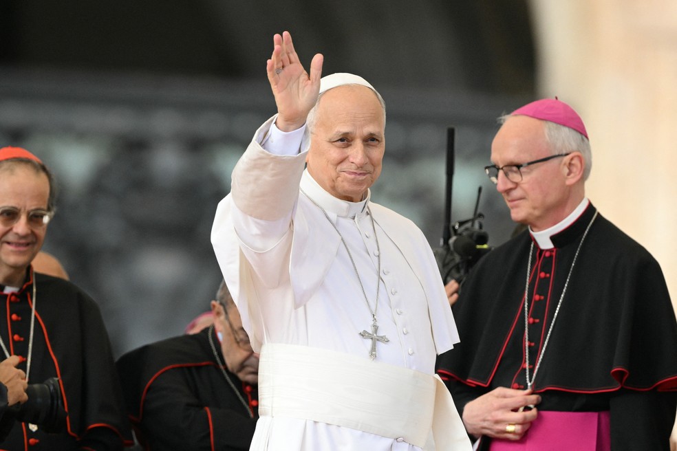 Papa Leão XIV acena para público durante sua primeira audiência geral na Praça de São Pedro, no Vaticano, desde cirurgia para tratar câncer no pulmão, em 21 de outubro de 2026. — Foto: Tiziana Fabi/AFP