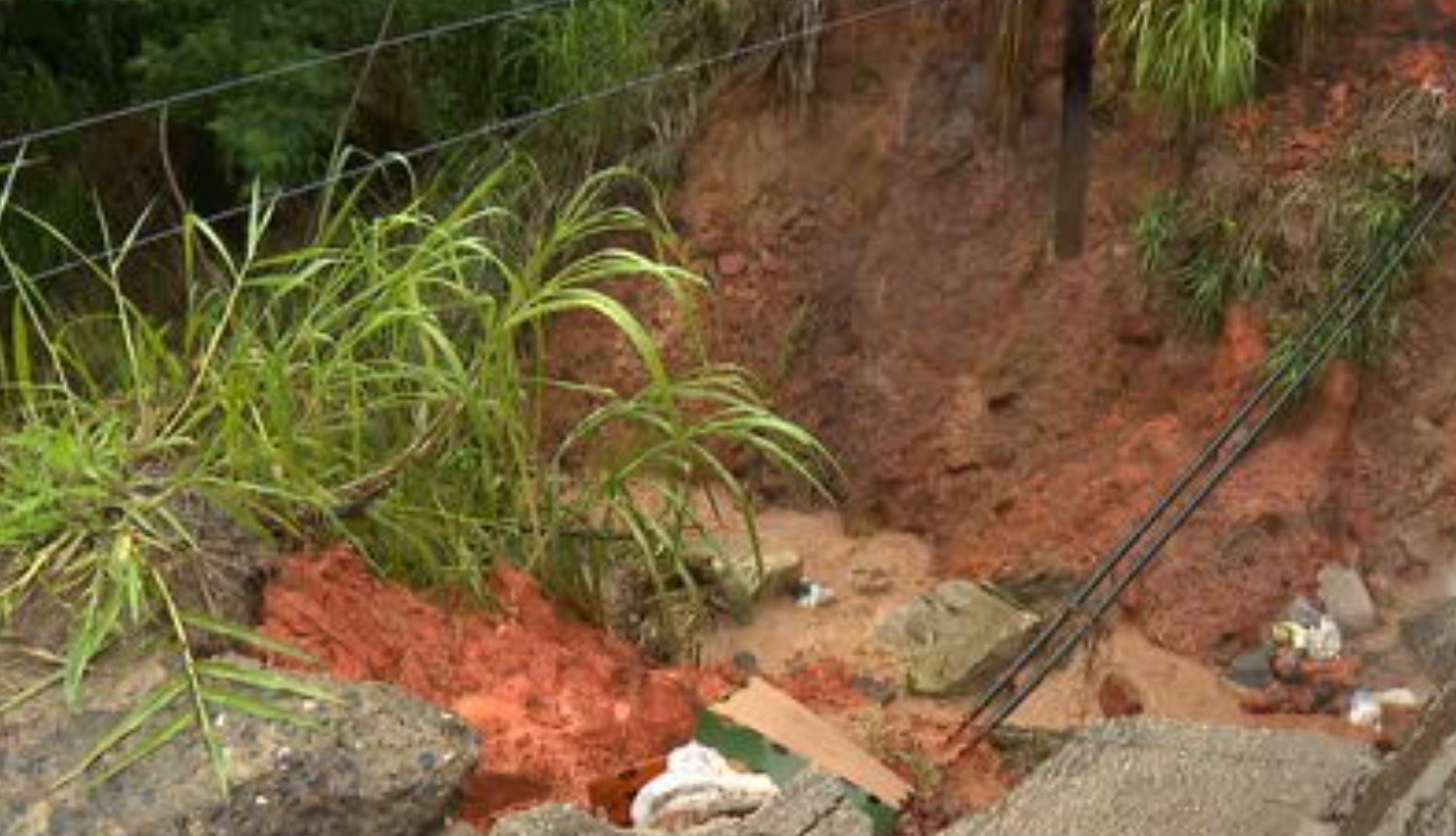 Acostamento da BR-381 cede no bairro Jardim Vitória, em BH