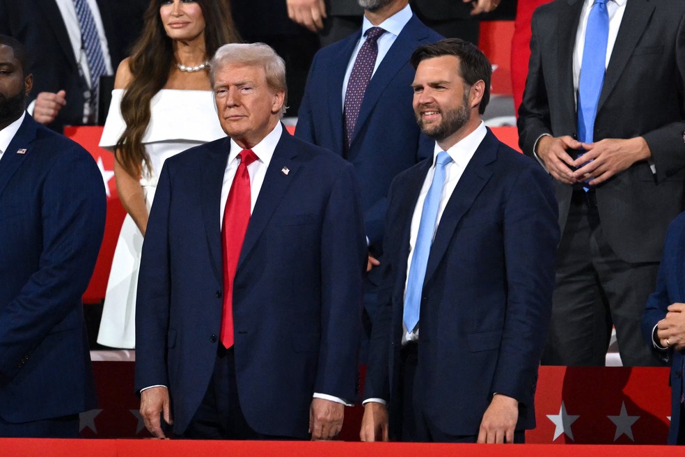 Donald Trump e J.D. Vance, candidatos a presidente e vice-presidente pelo partido republicano, respectivamente, no palco na Convenção Nacional Republicana em 15 de julho de 2024. — Foto: ANGELA WEISS/AFP