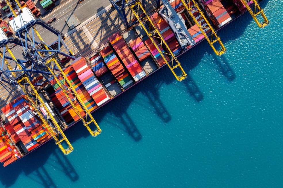 Imagem de arquivo mostra navio carregado com mercadoria — Foto: Divulgação/FIEP