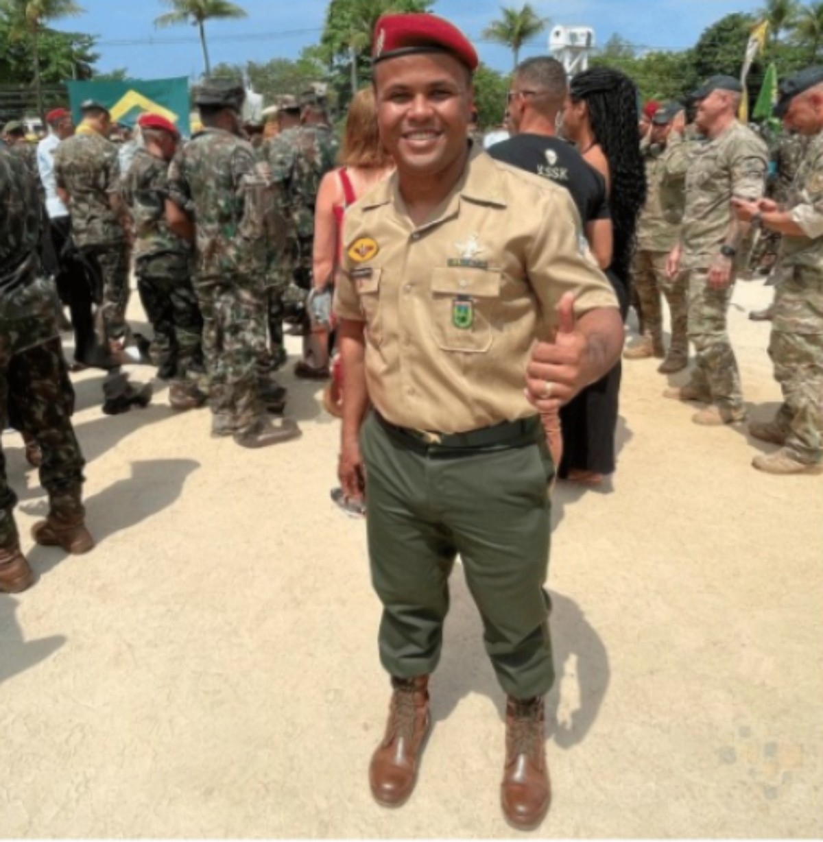 Militar do Exército morre após paraquedas enroscar em árvore e cair durante treino em Resende