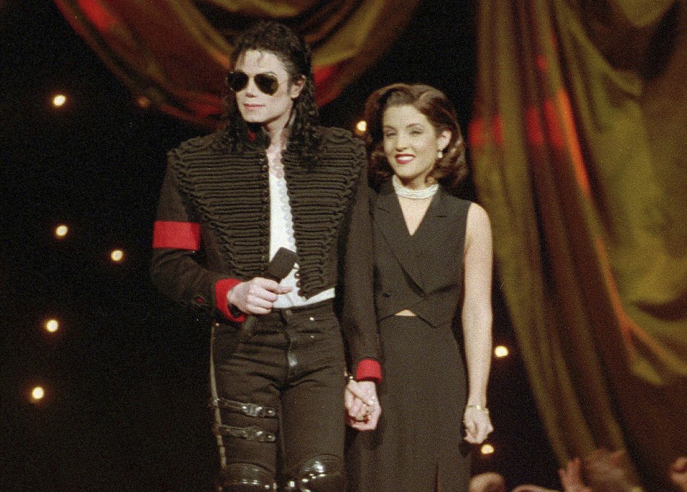 Michael Jackson e Lisa Marie Presley no 11º MTV Video Music Awards, em 8 de setembro de 1994 — Foto: Bebeto Matthews/AP/Arquivo