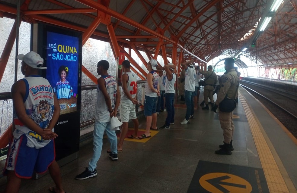 Treze pessoas foram levadas para a delegacia suspeitas de quebrar uma catraca e no pagar as passagens do metr, na Estao Bonoc. — Foto: Polcia Militar