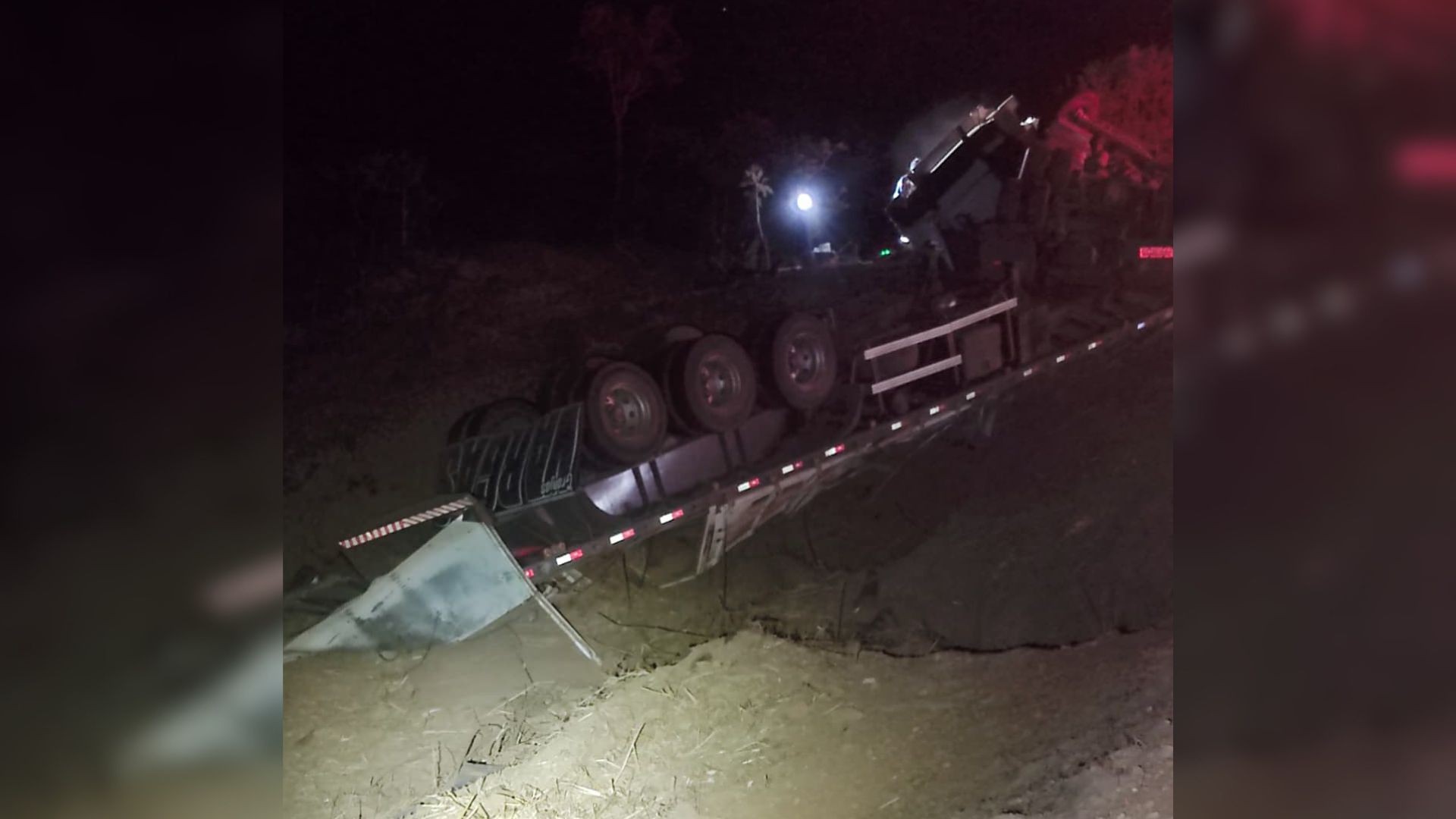 Caminhão carregado com milho tomba na MG-188 e deixa motorista ferido