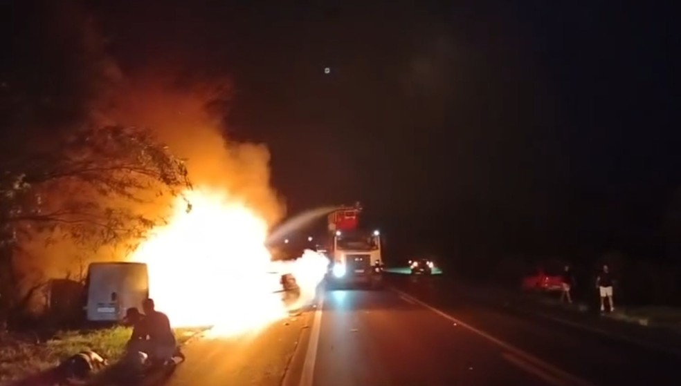 2 de 2
Bombeiros foram acionados para apagar as chamas ap&oacute;s o acidente em Tabatinga &mdash; Foto: Arquivo pessoal