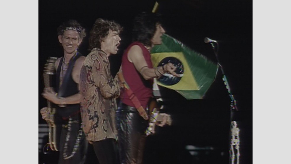 Mick Jagger com a bandeira do Brasil no show dos Rolling Stones em Copacabana em 2006 — Foto: Reprodução/TV Globo