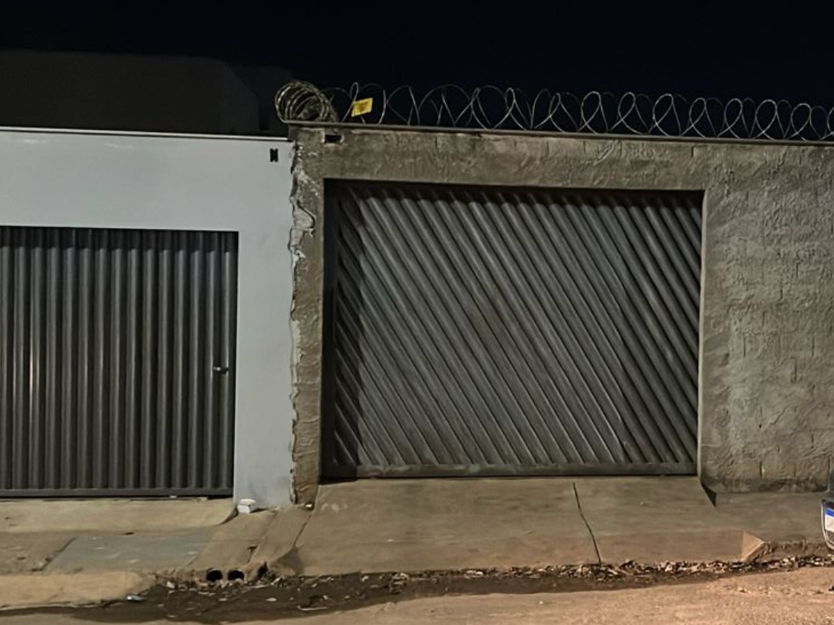 Adolescente morre eletrocutado ao tentar pegar bola em lote vago com cerca elétrica em MG
