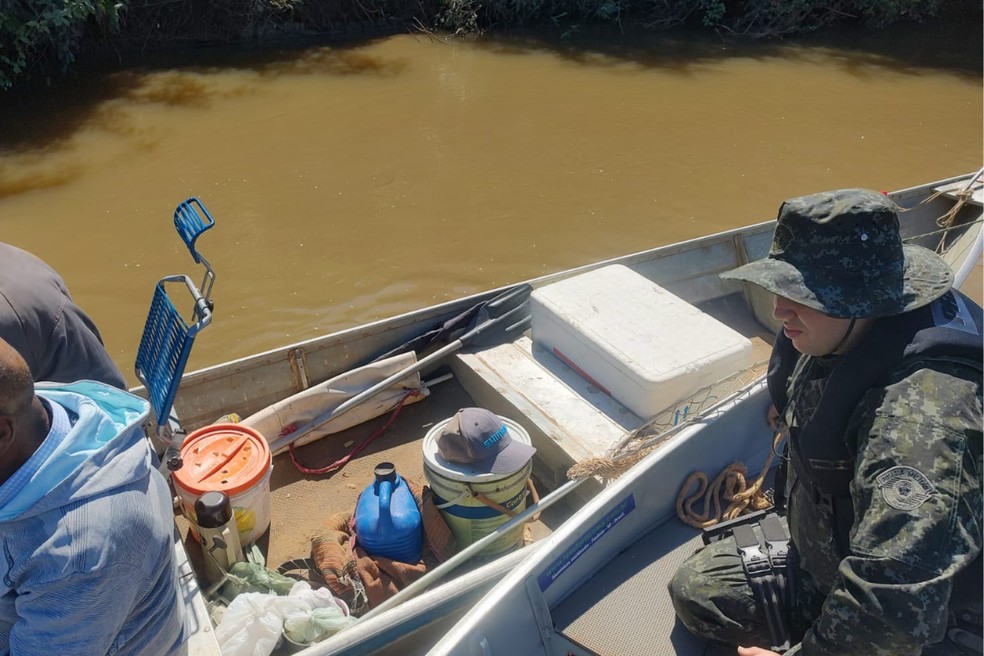 Quatro homens foram flagrados pescando em locais irregulares, em Junqueirópolis (SP) — Foto: Polícia Ambiental/Divulgação