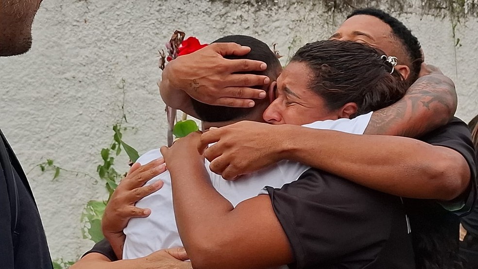Poze reencontra com a mãe após deixar a cadeia — Foto: Cristina Boeckel/g1