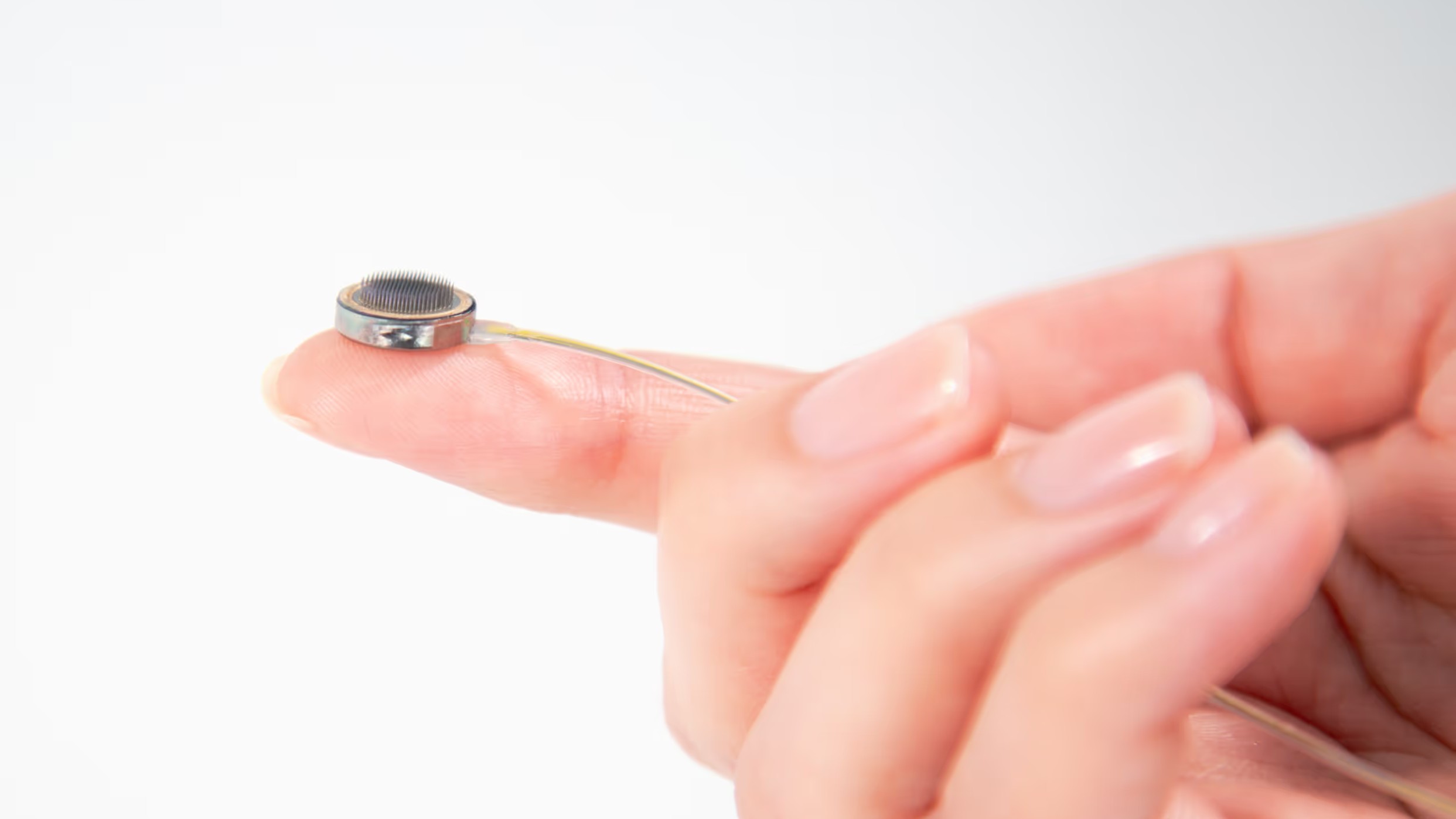 Rival da Neuralink testa seu 1º implante de chip cerebral em humano; entenda como ele funciona 