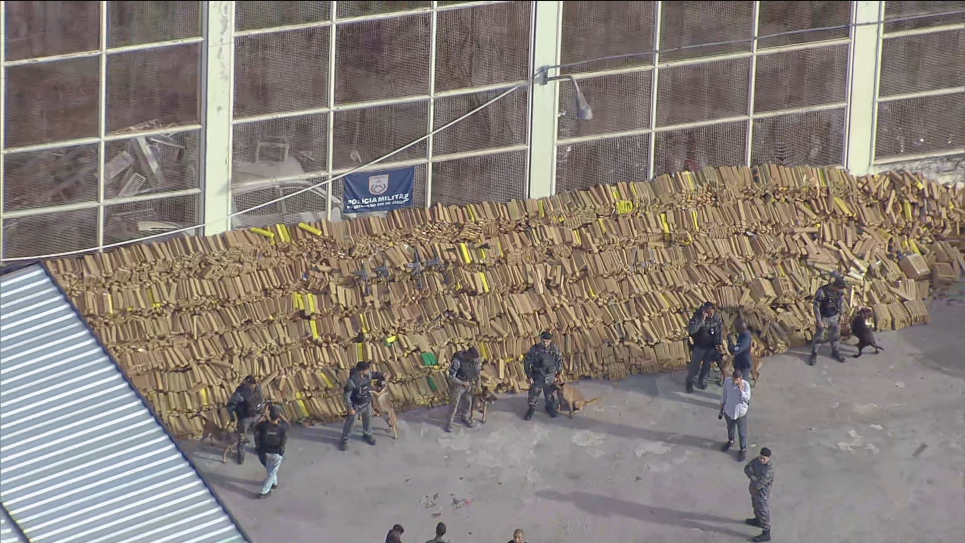 Polícia apreende quase 50 toneladas de maconha em operação da PM no Complexo da Maré