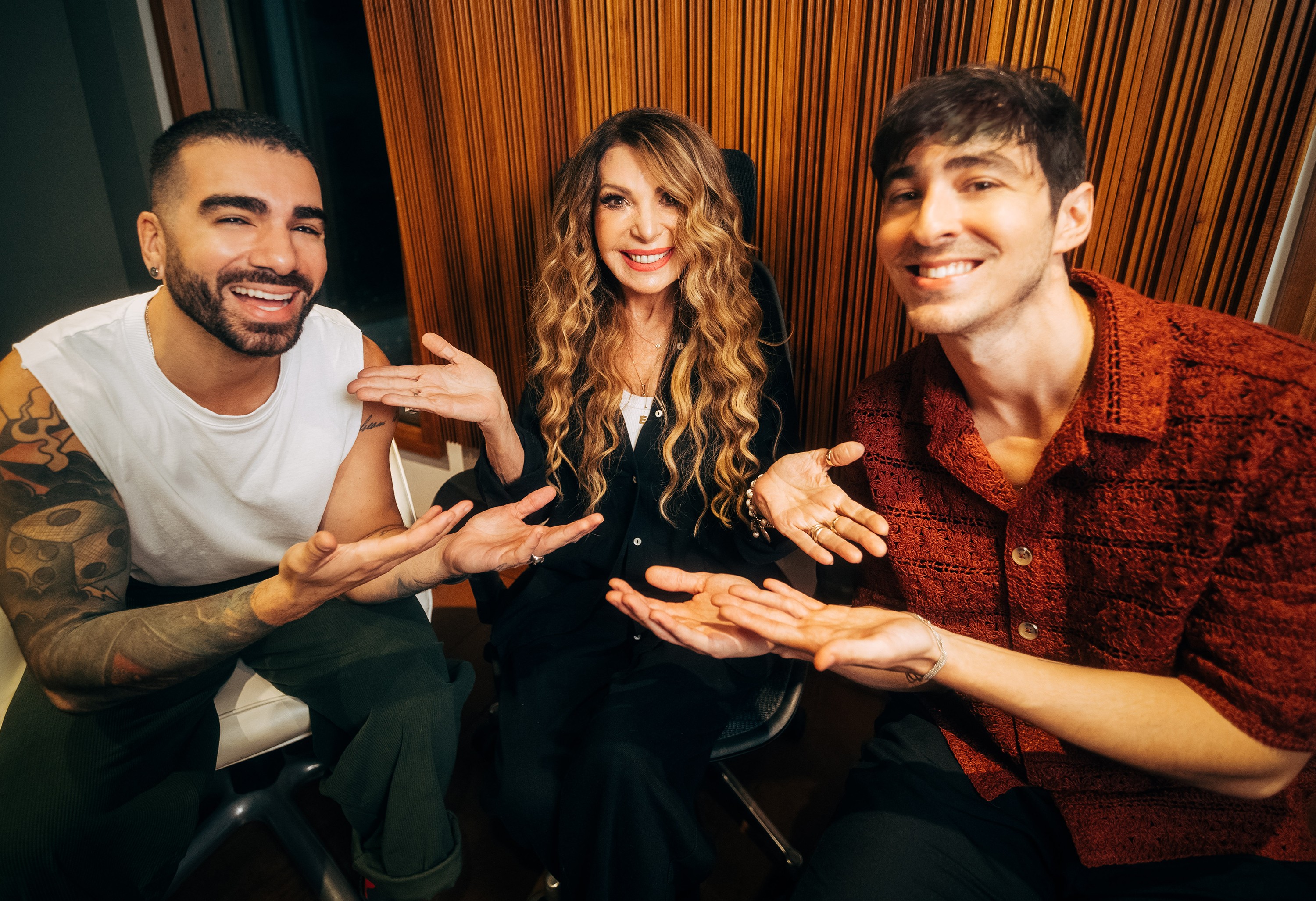 Duo OutroEu festeja São João com flor, doce e Elba Ramalho no álbum ‘Quarto’