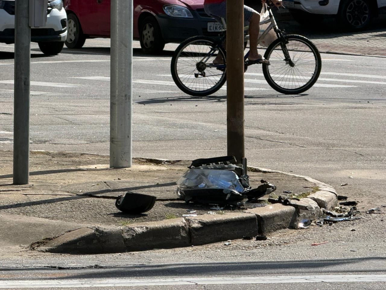 VÍDEO: Carros batem de frente na Av. Juscelino Kubitscheck, em São José dos Campos