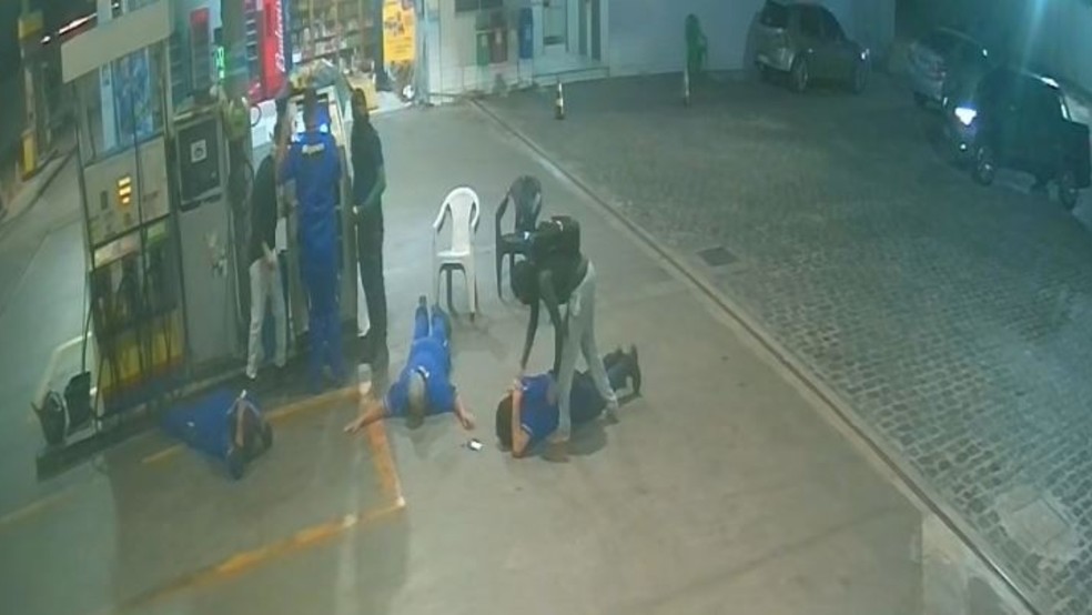 Trio assalta frentistas de posto de combustíveis no Bairro Planalto Ayrton Senna, em Fortaleza. — Foto: Reprodução