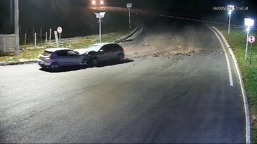 VÍDEO: carros batem de frente e uma pessoa morre e outras 4 ficam feridas na BR-101 no ES