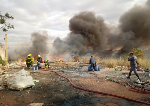 Depósito pega fogo e bombeiros utilizam 3 mil litros de água no combate -  Oeste Mais