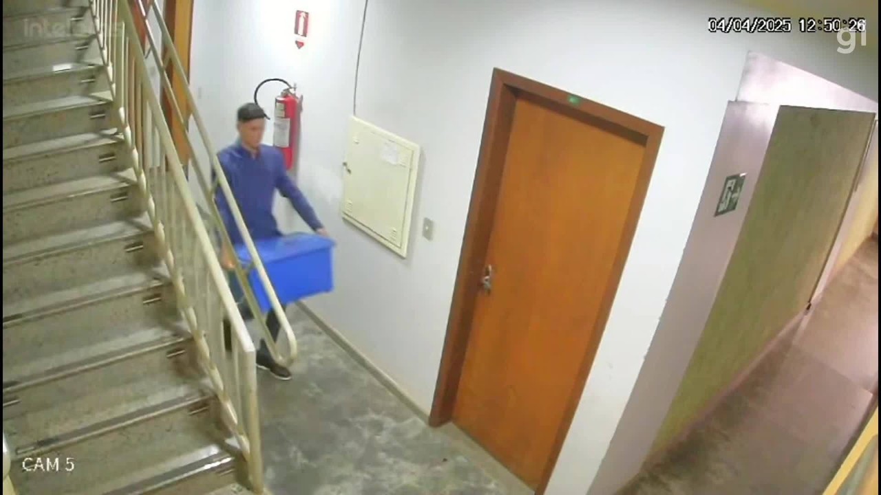 VÍDEO mostra momento em que suspeito deixa apartamento com partes do corpo de homem assassinado no DF