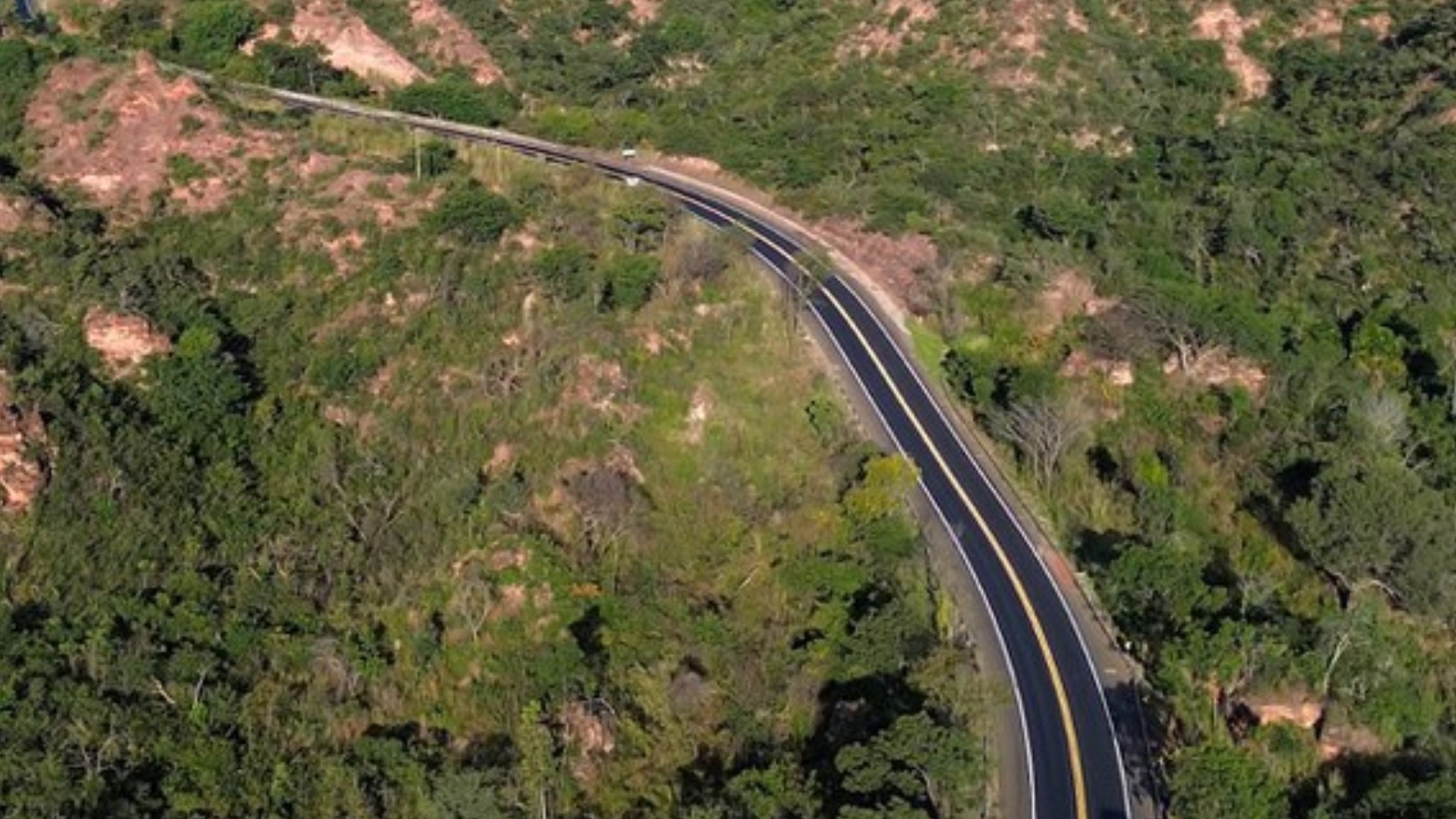 Motociclista sem CNH morre em colisão frontal com caminhão no Piauí; vítima invadiu contramão, diz PRF