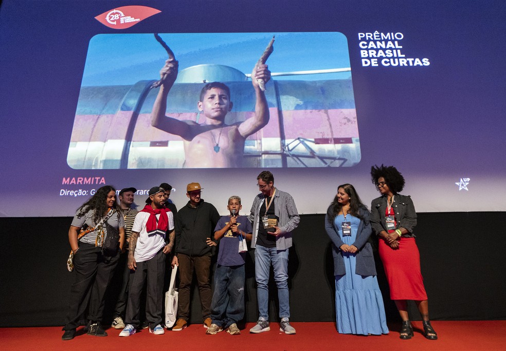 Elenco vencedor do festival de cinema em Tiradentes (MG) — Foto: Leo Lara/Universo Produção
