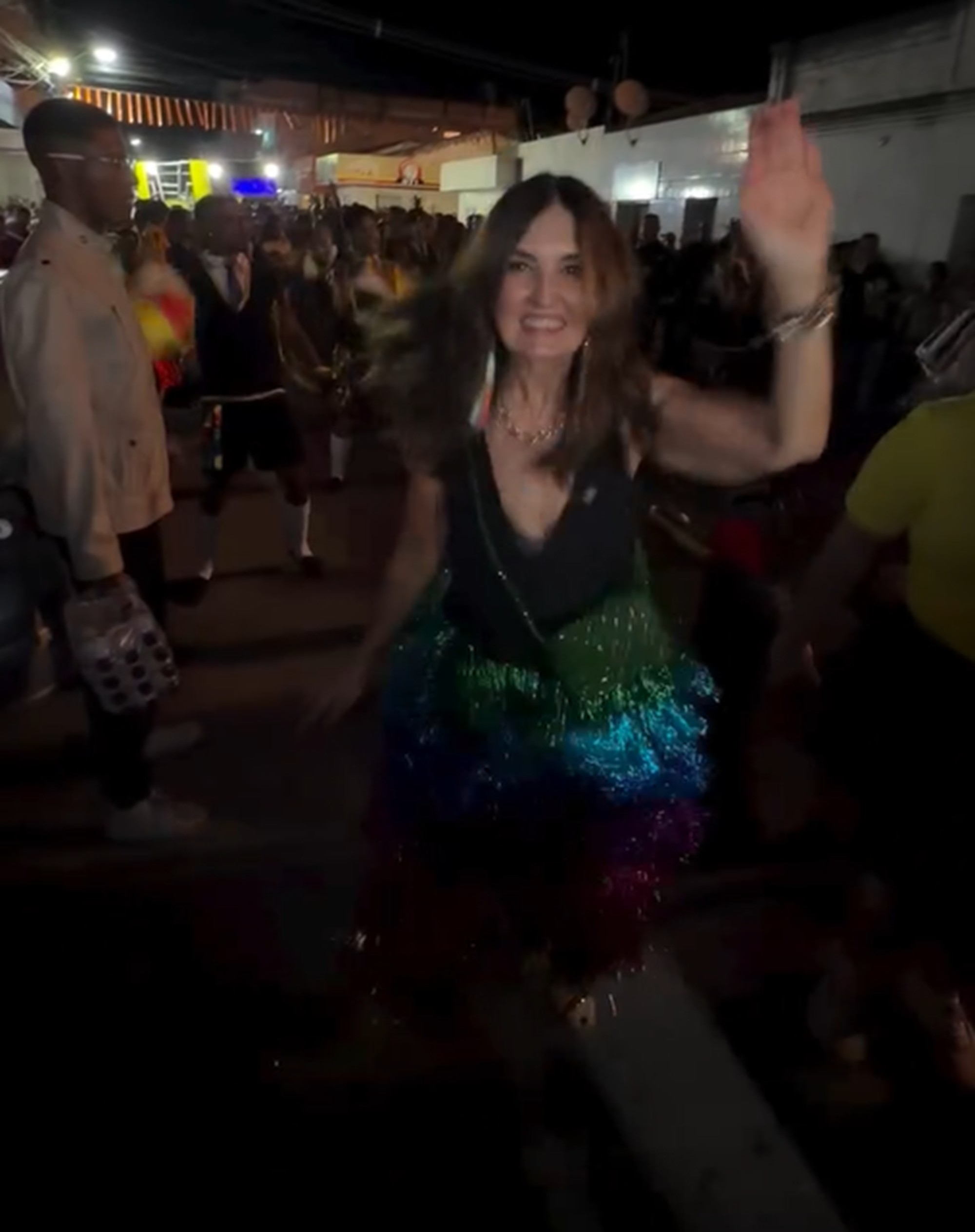 Fátima Bernardes chega a Pernambuco para curtir o carnaval: 'Mala só de fantasia, dois shorts e uma camiseta'