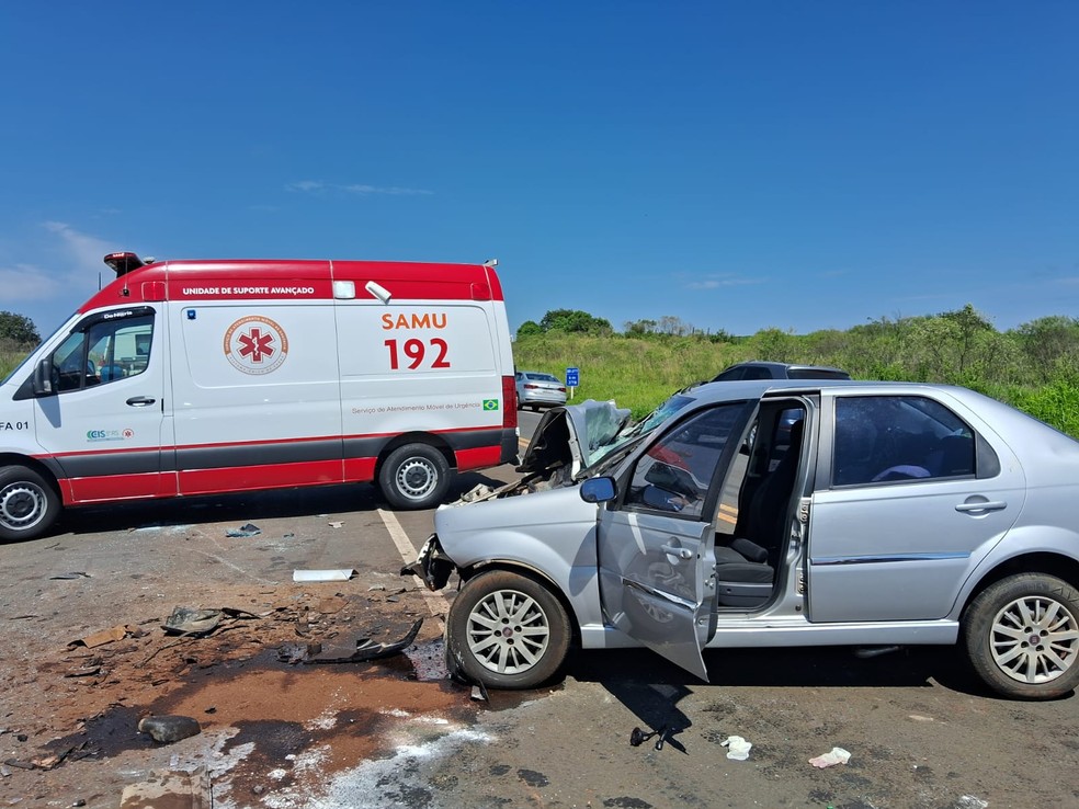 Três pessoas morrem em acidente entre dois carros na BR-277, em Guarapuava — Foto: Samu