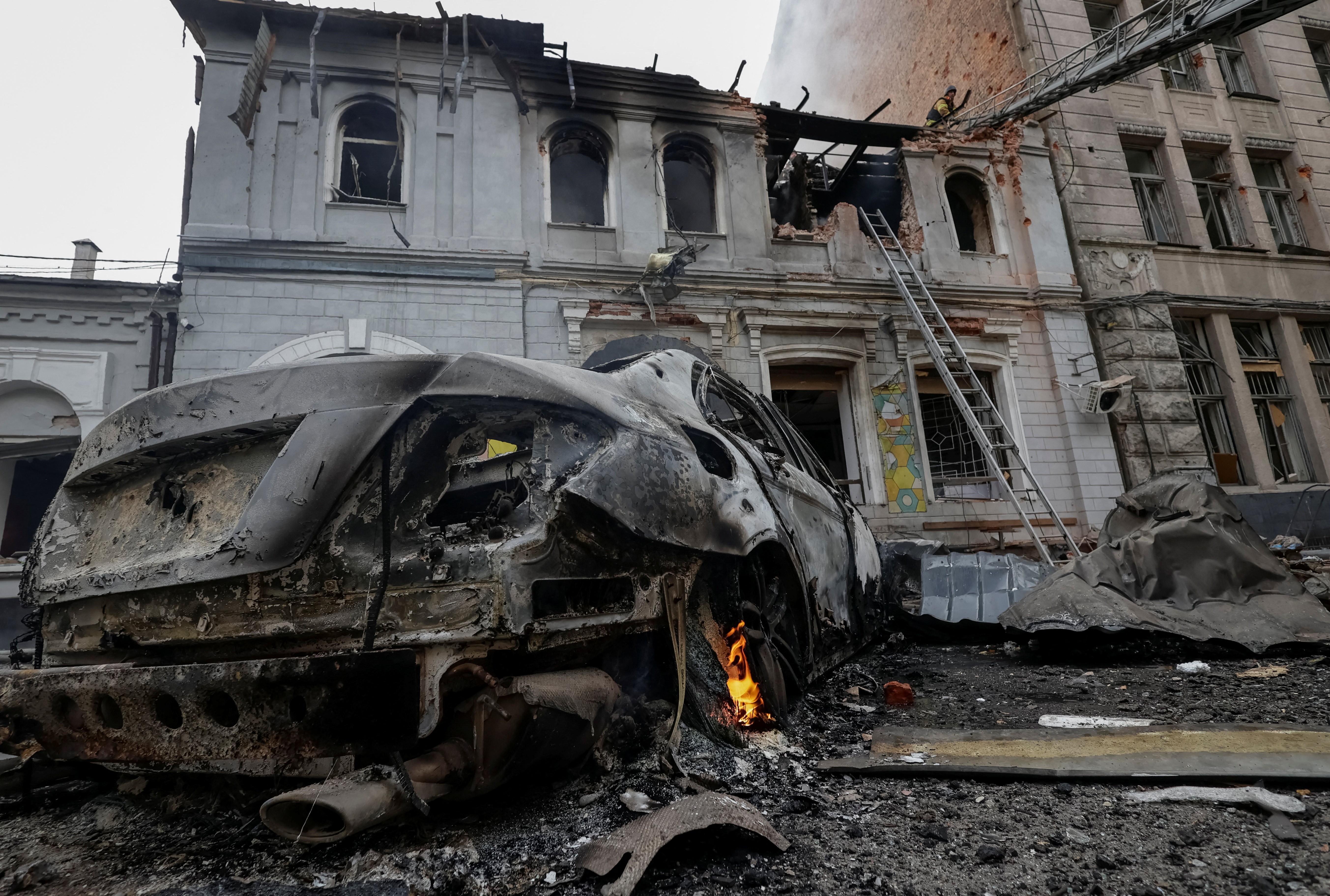 Rússia bombardeia Ucrânia com mais de 400 mísseis e drones; 6 morrem, incluindo crianças