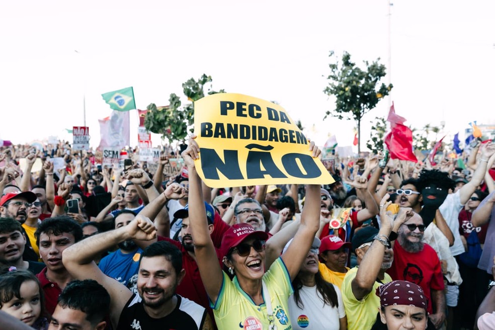 Manifestantes em Fortaleza protestam contra a PEC da Blindagem e a PL da anistia. — Foto: Thiago Gadelha/SVM