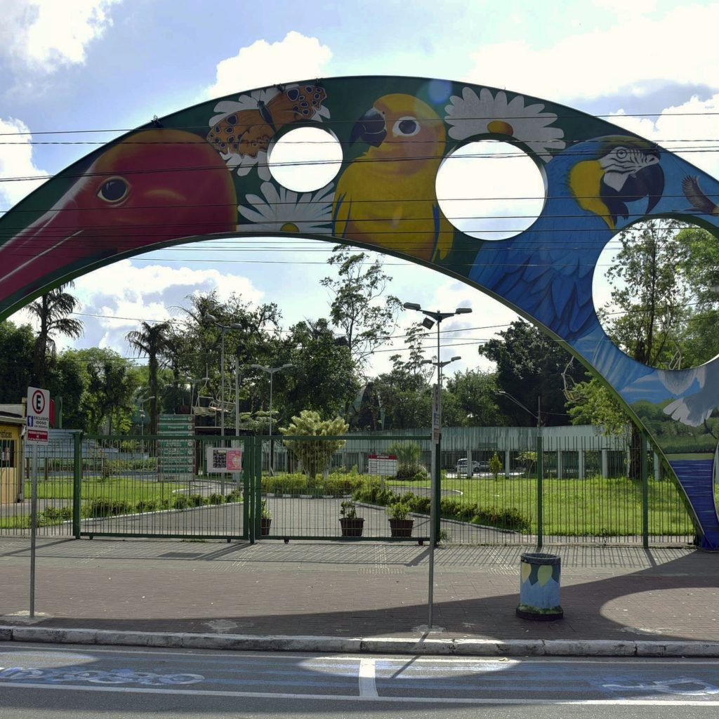 Cubatão inaugura pista de patinação no gelo no Parque Anilinas durante o verão