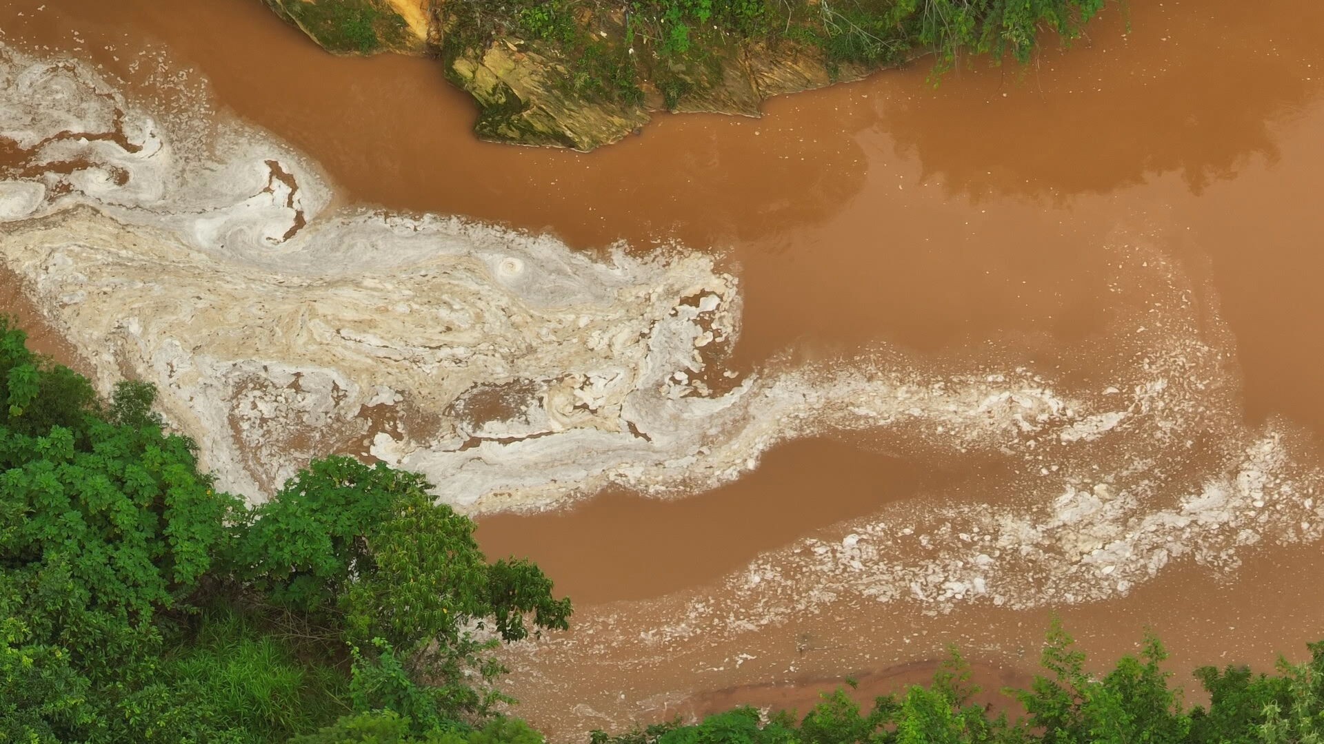 Poluição no Rio Melchior: MPDFT aprofunda investigação sobre danos ambientais