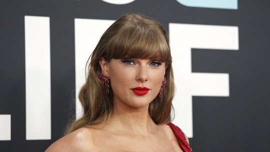 Grok, IA de Musk, ganha novo gerador de imagens com 'modo picante' e cria nudes falsos de Taylor Swift, diz site - Segundo o site The Verge, inteligência artificial gerou vídeo em que a cantora tira seu vestido e dança nua com outras pessoas ao seu redor.