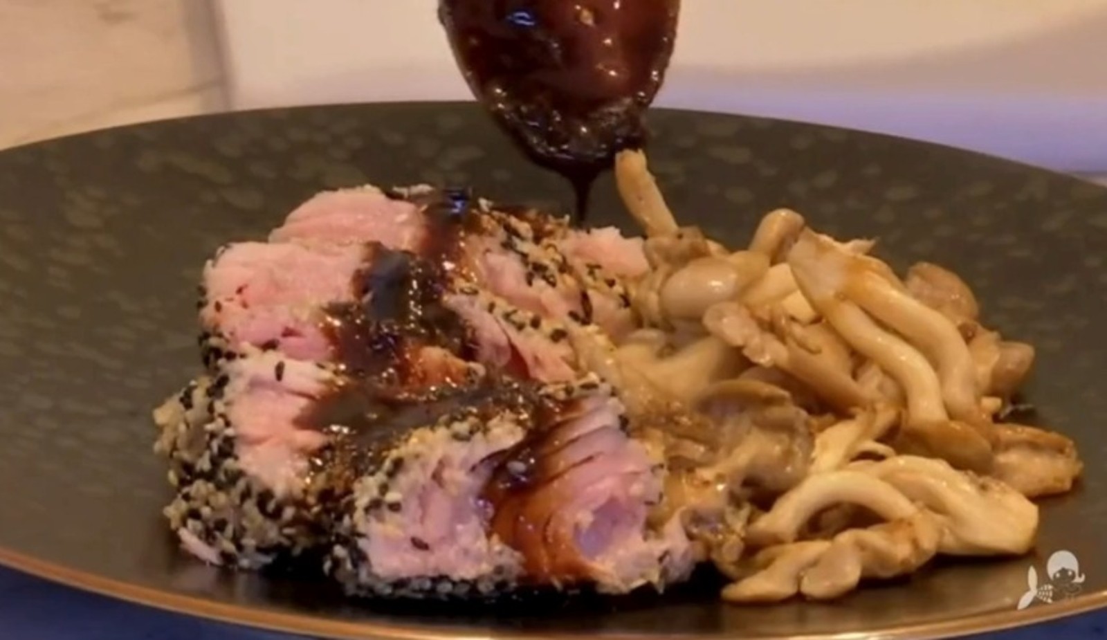 Atum com crosta de gergelim e teriyaki de rapadura: confira a receita que mistura a culinária asiática com o sabor nordestino