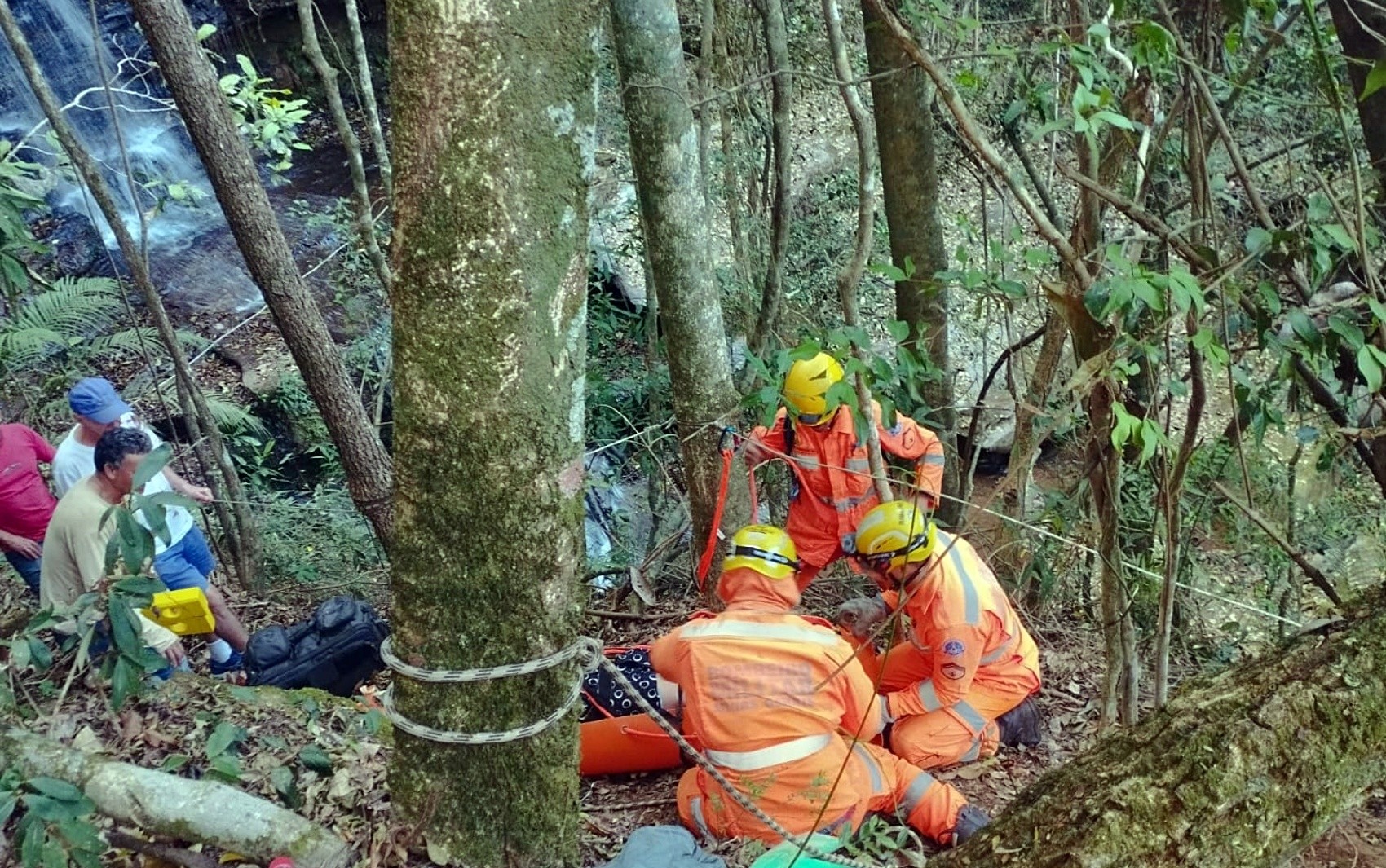 Idosa de 76 anos fica ferida após cair de barranco na zona rural de Baependi, MG