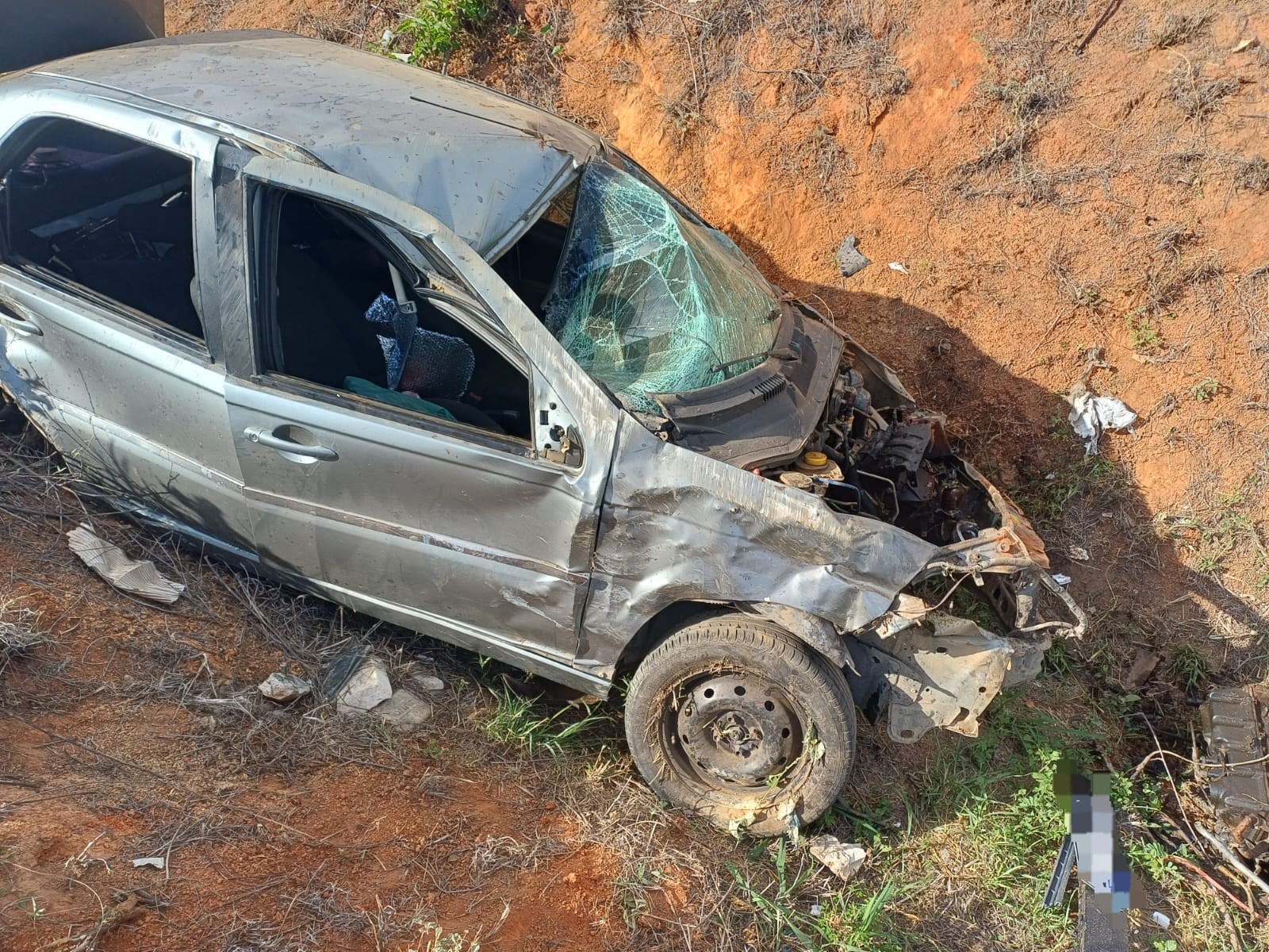 Carro capota na BR-104 em Caruaru e deixa casal ferido; VÍDEO mostra acidente