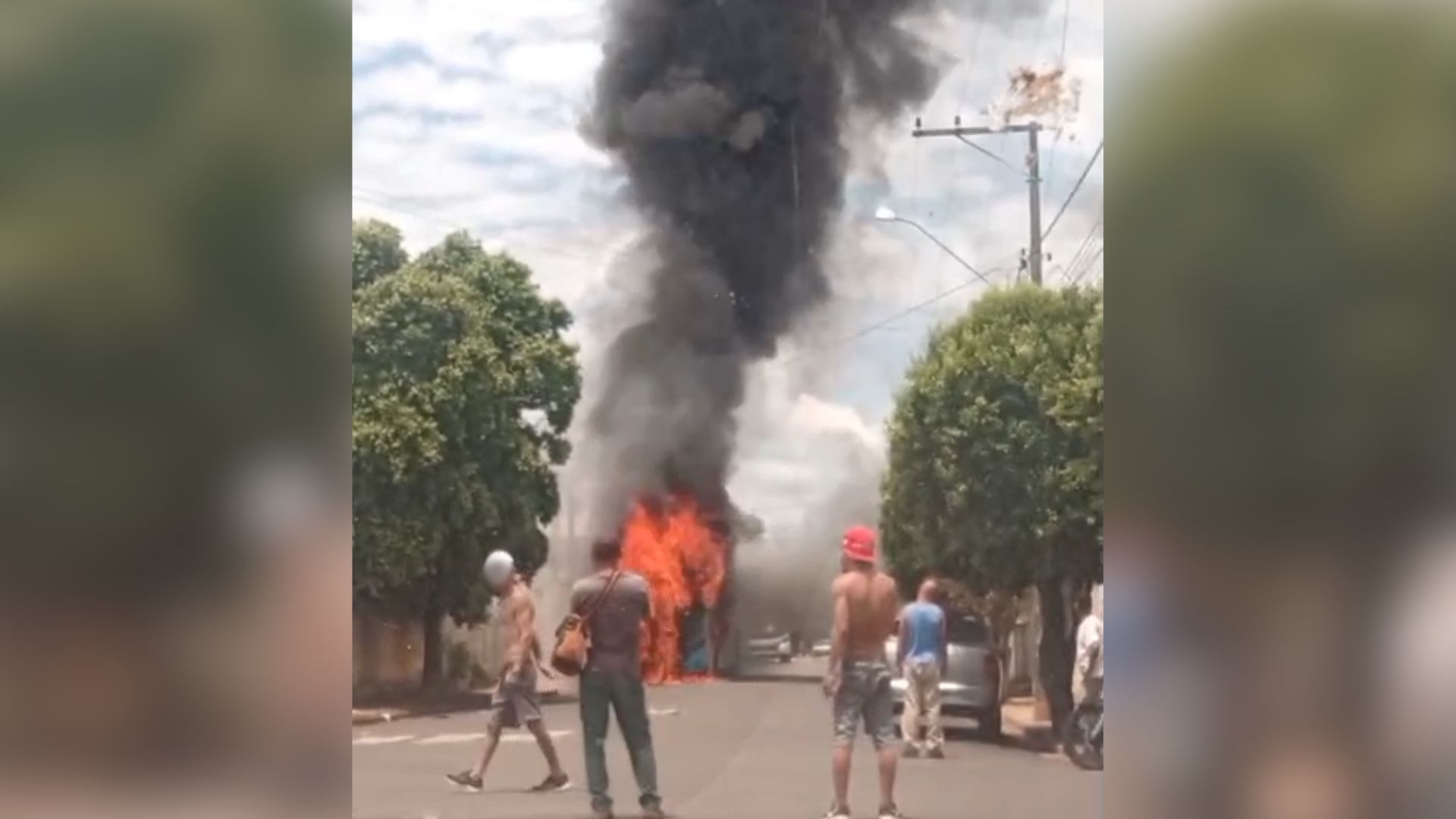 VÍDEO: ônibus de transporte escolar pega fogo em bairro de Lins